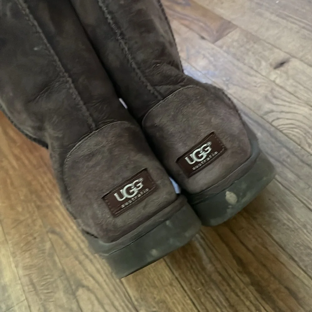 Ugg classic short boot in brown size 11 women